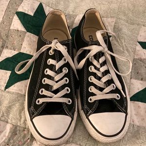 Converse men’s size 5/Women’s size 7black sneakers